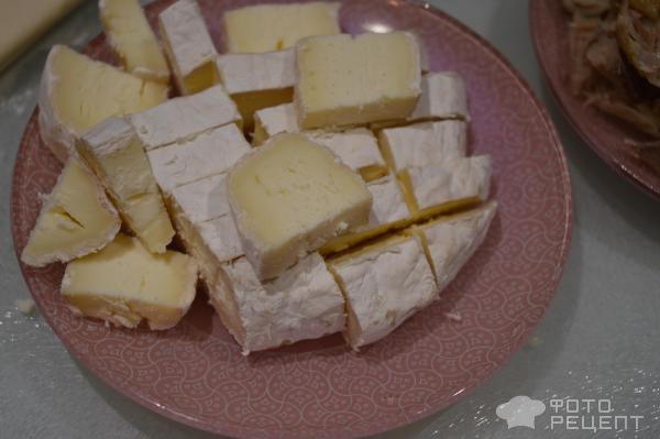 Пирожки из слоеного теста с курицей и сыром камамбер фото