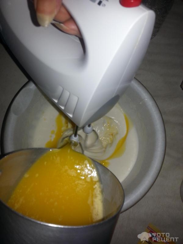 В яйца с сахаром добавляем маргарин