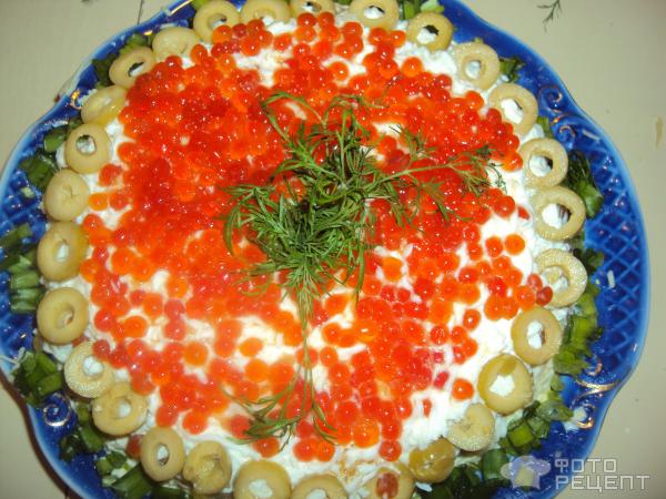 Салат «Жемчужина» с кальмарами и красной икрой