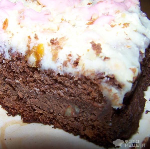 Шоколадный торт на темном шоколаде с миндалем, курагой и сыром Рикотта фото