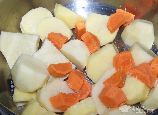 Цыпленок с овощами и специями в жаровне в духовке фото