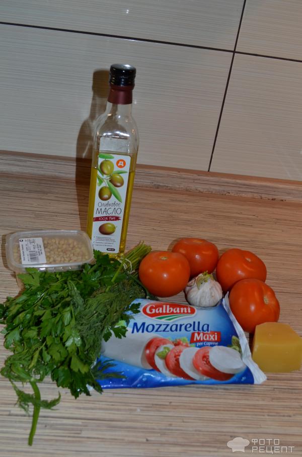 Итальянский салат капрезе с домашним соусом песто