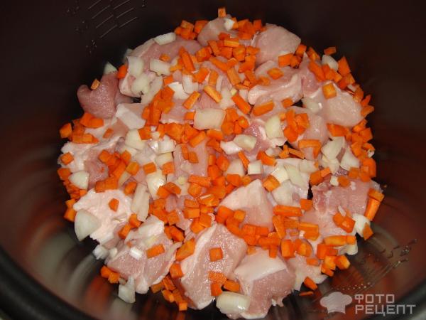 3. Кладем лук и морковь