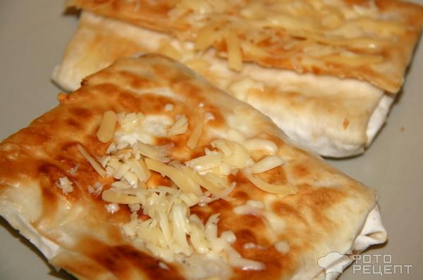 Лаваш с сыром, колбасой и помидорами на сковороде — рецепт с фото пошагово