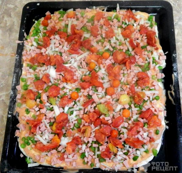 Зимняя пицца с овощами и колбасой фото