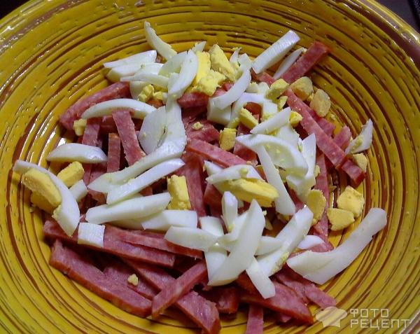Салат «Соломка» с копченой колбасой — рецепт с фото