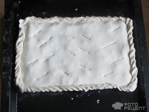 Пирог из слоеного теста с двумя видами сыра фото