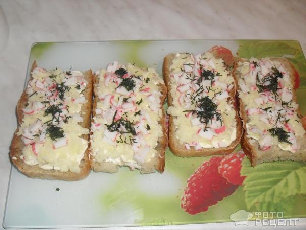 Утренние бутерброды с крабовыми палочками фото