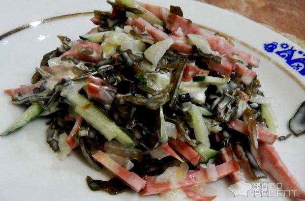 Салат с морской капустой, свежим огурцом и колбаской фото