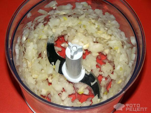 лук измельчаем