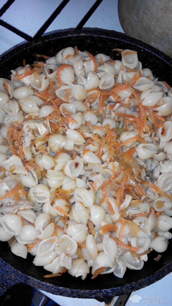 Макароны по флотски с курицей и свежим огурцом фото