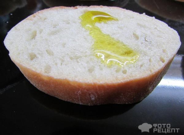 польем хлеб оливковым маслом