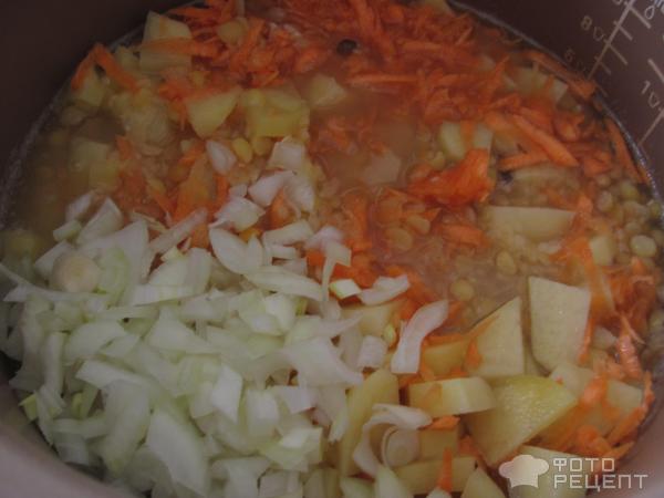 добавляем картофель, морковь, лук в бульон