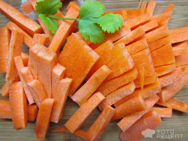 морковь нарезаем брусочками