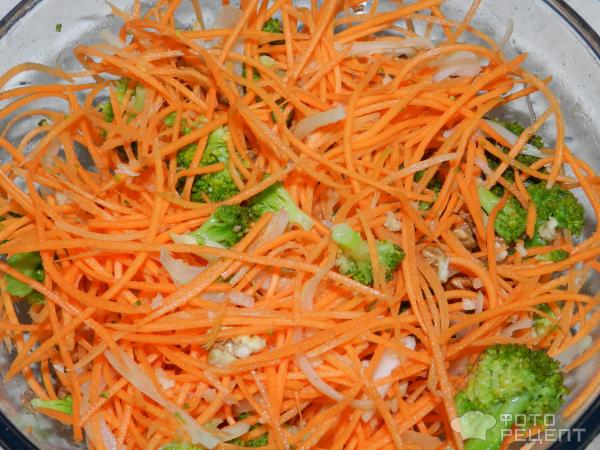Морковь по-корейски с брокколи и грецкими орехами фото