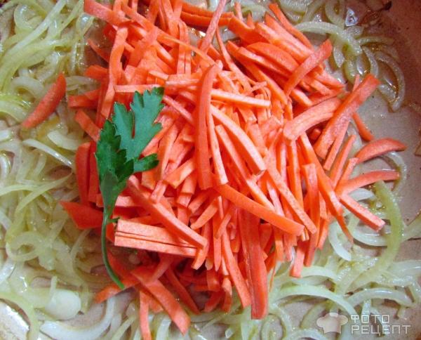 обжариваем с луком морковь