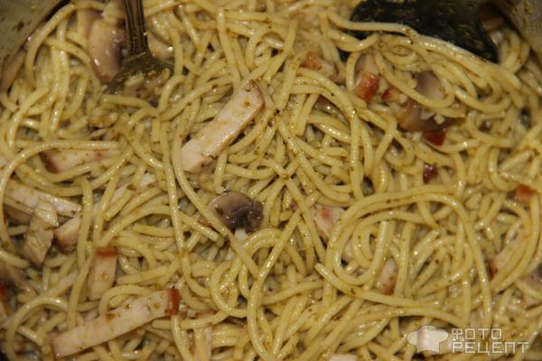 Спагетти с песто, шампиньонами и индейкой фото
