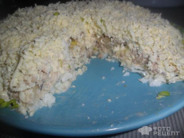 Салат Мимоза с консервированным лососем и сливочным маслом фото