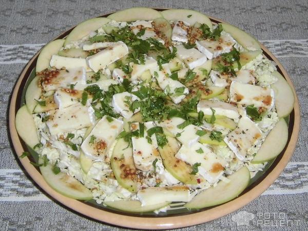 Салат из пекинской капусты и французского сыра с плесенью фото