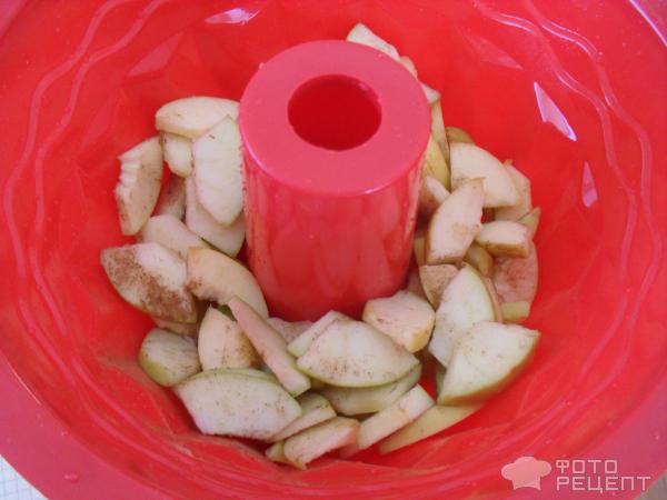 Пирог со сгущенкой и яблоками фото