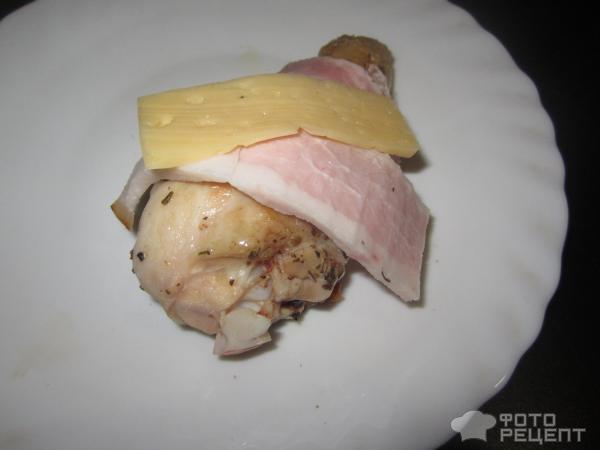 Куриная голень с грудинкой и сыром в слоеном тесте фото