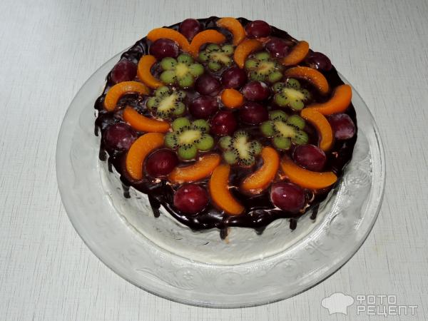 Шоколадный торт с фруктами фото