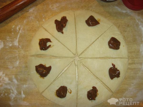 тесто с выложеной сгущенкой
