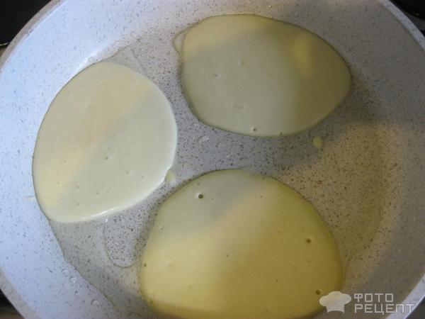 Оладьи на молоке с клюквенным соусом фото
