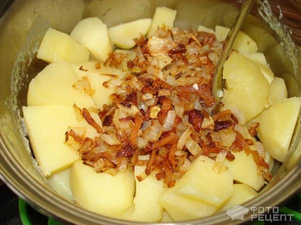 Вареники с картофельным пюре и луком обжаренным на шкварках фото