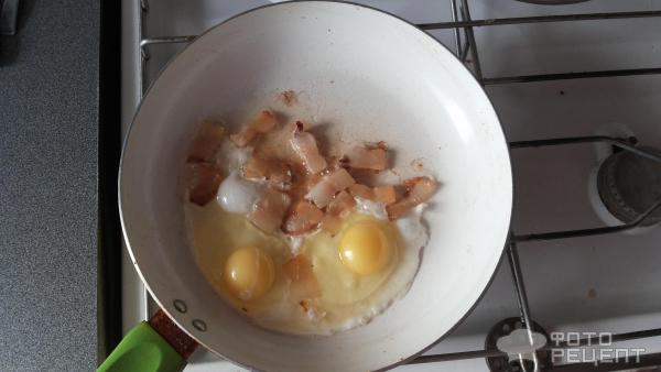 Картофель с яйцом и жаренным салом фото