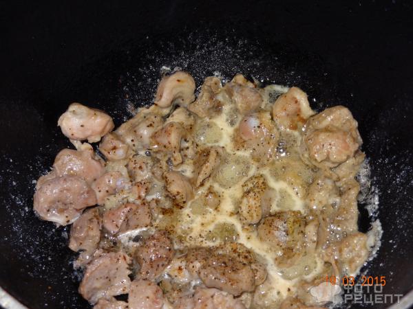 Куриные желудки с грибами в сливочном соусе