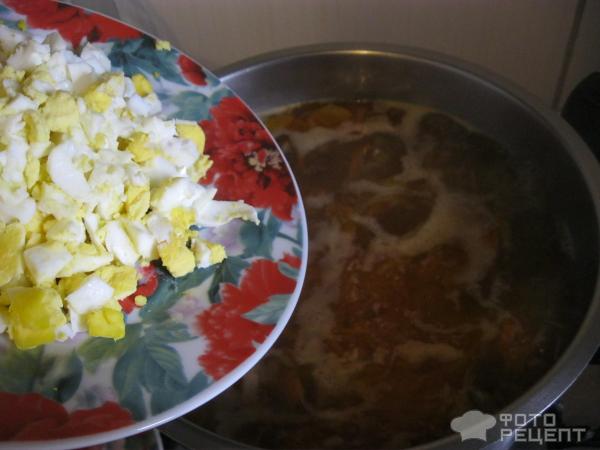 Суп с варенными яйцами и соленным огурцом фото