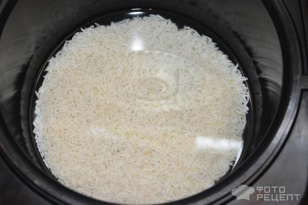 Рис высыпать в чашу мультиварки, добавить полтора стакана воды и по вкусу соль. Закрыть крышку мультиварки и включить режим Рис или Крупы, время 25 минут.