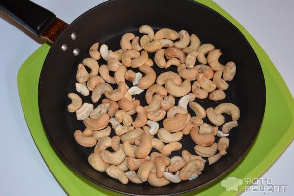 Подготовить орехи кешью. Сначала орехи выложить на сухую сковороду и обжатить минуты 2-3.