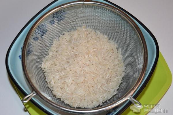 Рис тщательно промыть и оставить в ситечке, чтобы стекла вода.