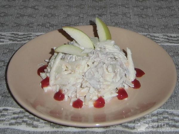 Куриный салат с яблоком и сельдереем фото