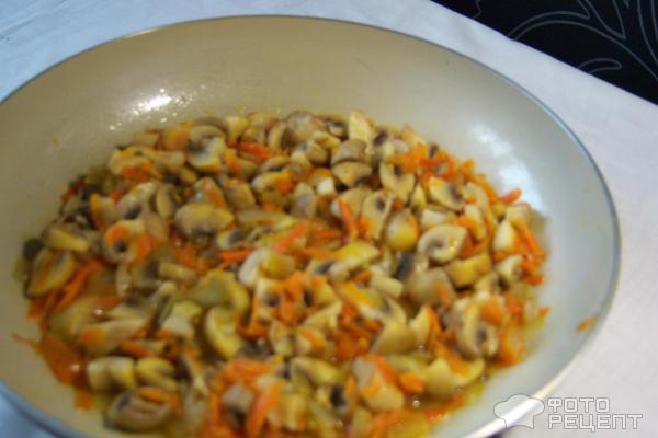 грибы, лук и морковь на сковороде