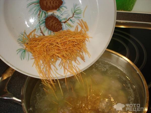 Быстрый суп с фрикадельками и обжаренной вермишелью фото