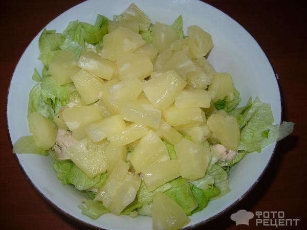 Салат из курицы и ананасов фото