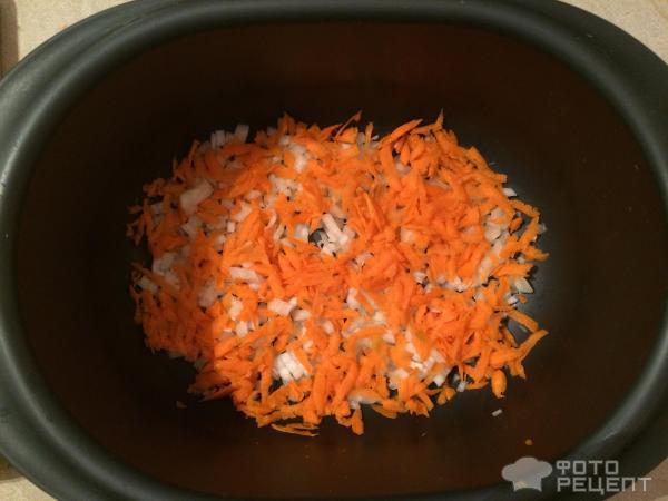 Выкладываем тертую морковку на лук