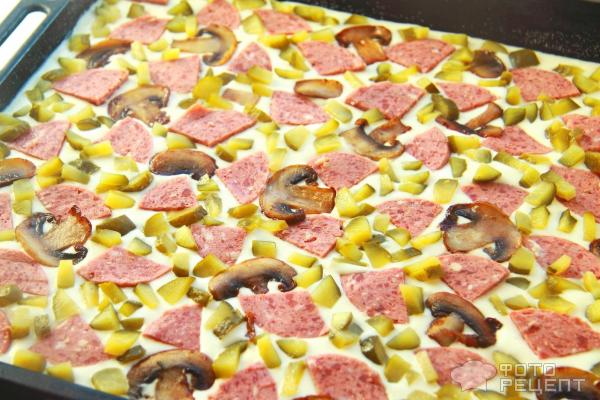 Пицца с колбасой и маринованными огурцами на жидком тесте фото