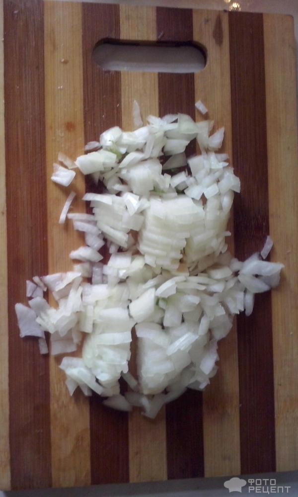 нарезаем кубиками лук
