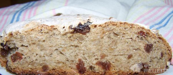Ржаной хлеб с семечками и изюмом фото