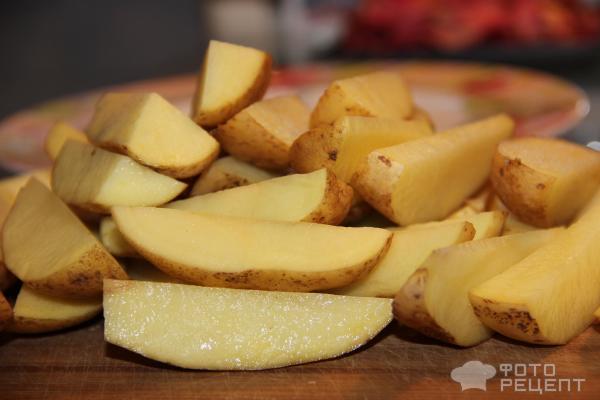 Запеченный дольками картофель