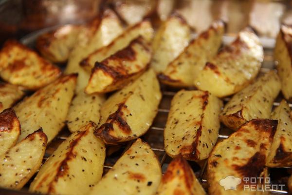 Картофель, запеченный дольками в духовке, с соусом