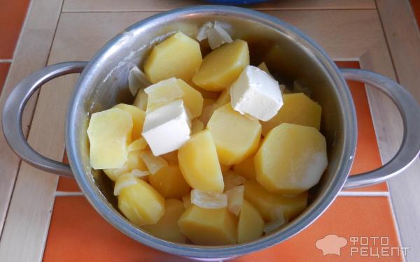 Картофельное пюре с нежной подливой из курицы фото