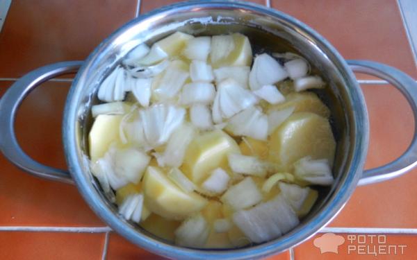 Картофельное пюре с нежной подливой из курицы фото