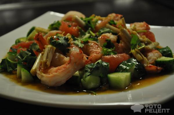 Острый тайский салат с морепродуктами