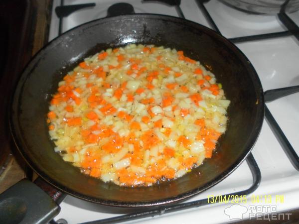 Подготовленные морковь и лук пассеруем на растительном масле.