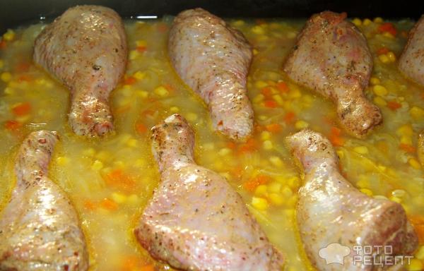 Куриные бедра с рисом в духовке с овощами